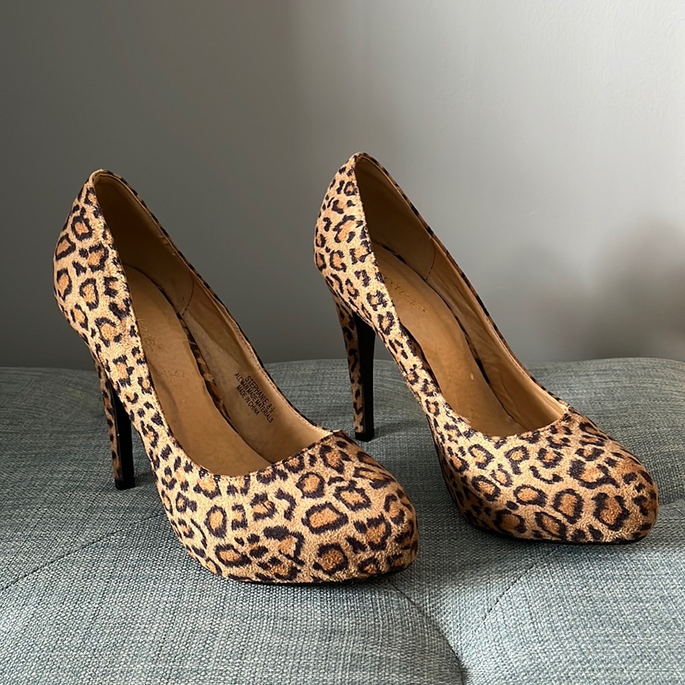 Shoe Dazzle Leopard Heels